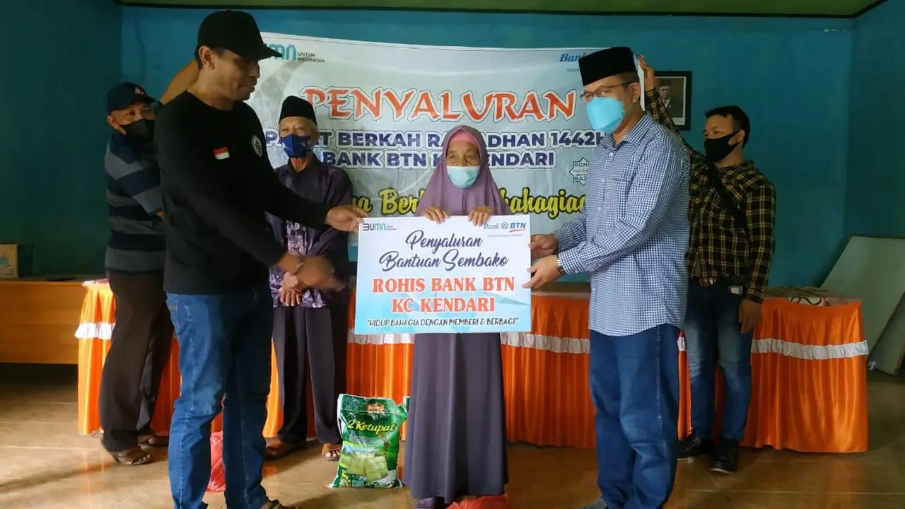 Penyaluran bantuan Bank BTN Kendari kepada warga tak mampu di Sulawesi Tenggara.(Foto Rohis BTN Kendari)