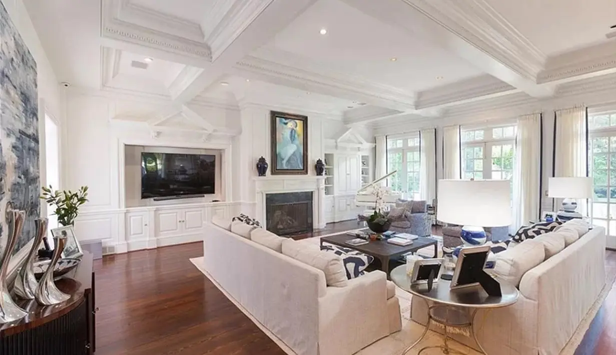 Masuk ke dalam interior rumah, penataan ruang didominasi perabot yang cukup panjang dan lebar, sehingga tak terkesan terlalu banyak barang. (Foto: via Zillow)