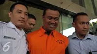 Bupati Subang, Ojang Suhandi (tengah) mengenakan rompi tahanan seusai menjalani pemeriksaan di Gedung KPK, Jakarta, Selasa (12/4). Ojang Suhandi bersama 4orang lainnya terjaring dalam OTT KPK di Subang. (Liputan6.com/Helmi Afandi)