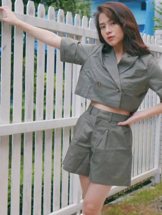 <p>One set blazer berwarna abu - abu akan membuatmu tampil ciamik. (instagram/zaraadhsty)</p>