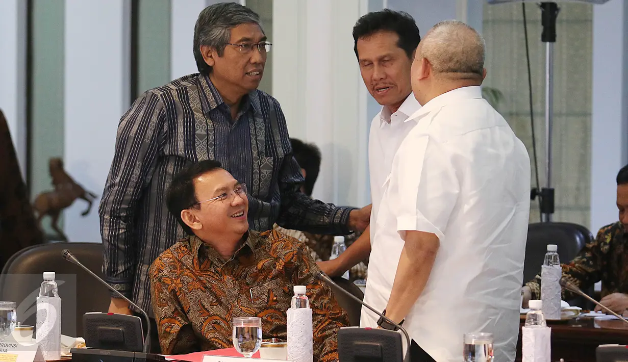Gubernur DKI Jakarta, Basuki Tjahaja Purnama (Ahok) terlihat menghadiri  rapat terbatas di Istana Kepresidenan, Jakarta, Selasa (18/4). Rapat tersebut membahas kelanjutan persiapan Asian Game 2018 Jakarta-Palembang. (Liputan6.com/Angga Yuniar)