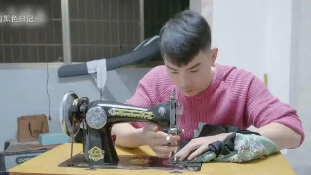 Bukti Cinta, Ayah di Tiongkok Jahit Sendiri 100 Gaun Cantik untuk Sang Putri