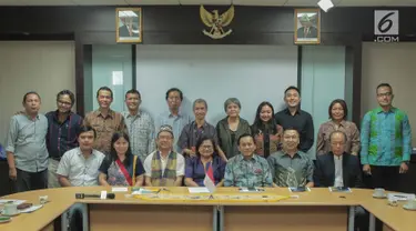 Direktur SCM sekaligus Presiden Direktur Indosiar, Imam Sudjarwo (depan ketiga kanan) bersama jajaran SCM/Emtek Group foto bersama saat silatuhrami dengan Persekutuan Gereja-gereja Indonesia (PGI), Jakarta, Rabu (31/7/2019). (Liputan6.com/Faizal Fanani)