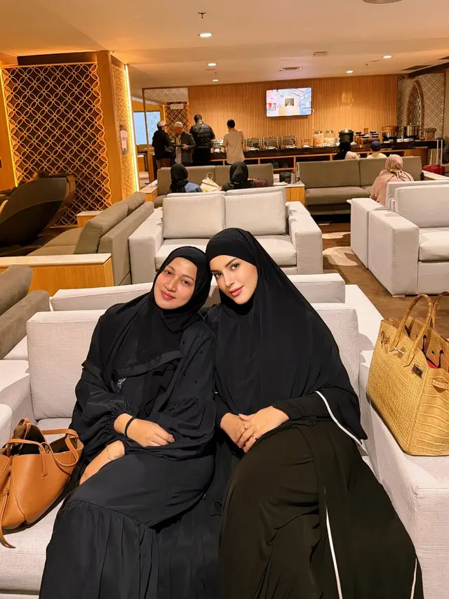 Potret Tasya Farasya Berangkat Umrah di Penghujung 2025, Tampil Anggun dengan Hijab dan Busana Serba Hitam