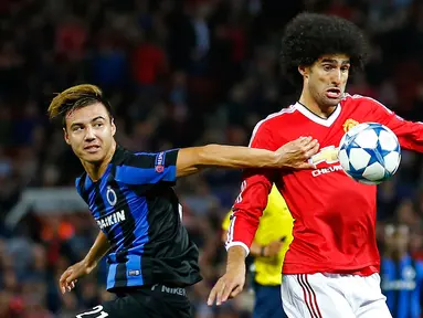  Gelandang Manchester United Marouane Fellaini (kanan) berebut bola dengan bek  Dion Cools dalam pertandingan kualifikasi UEFA Champions League, Old Trafford, Manchester, Inggris (18/8/2015). MU menang dengan skor 3 – 1. (Reuters/Darren Staples)