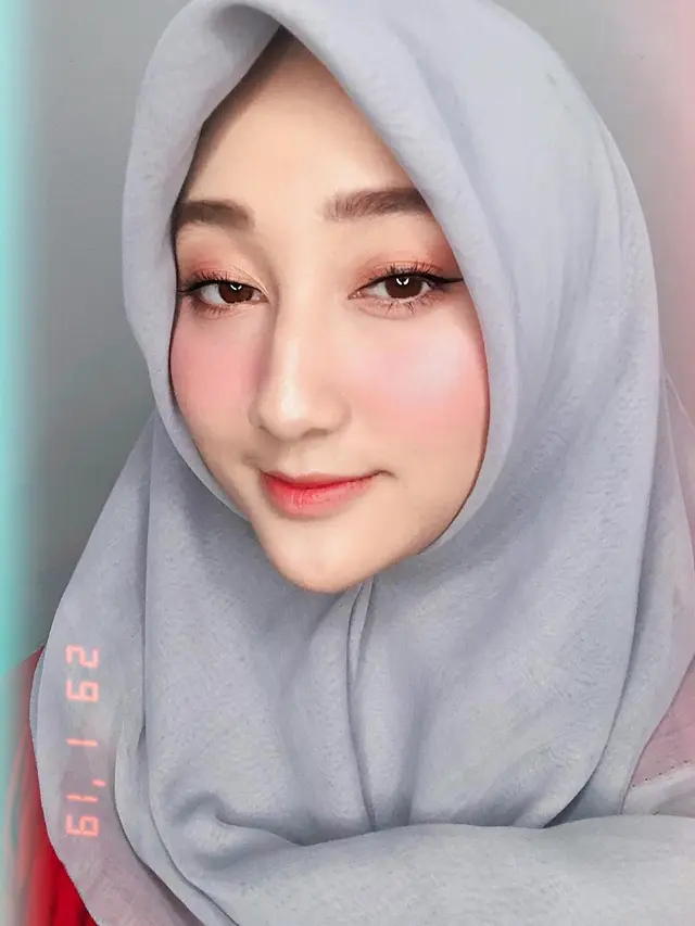 7 Gaya Sandrina IMB Pakai Hijab Ini Cantiknya Curi Perhatian
