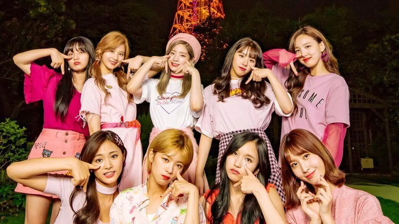 TWICE Saat Berfoto Bersama di Depan Tokyo Tower yang Menampilkan Judul Lagu TT di Layarnya