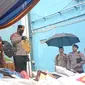 Direktorat Jendral Bea dan Cukai (DJBC) kantor Pelayanan Umum Batam melakukan pemusnahan 5.853 Koli karung pakaian bekas impor yang rugikan negara Rp17,4 Miliar. (Liputan6.com/ Ajang Nurdin)