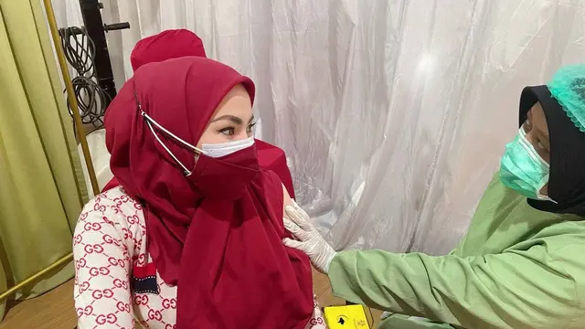 Ade Fitrie Kirana menerima vaksin Pfizer