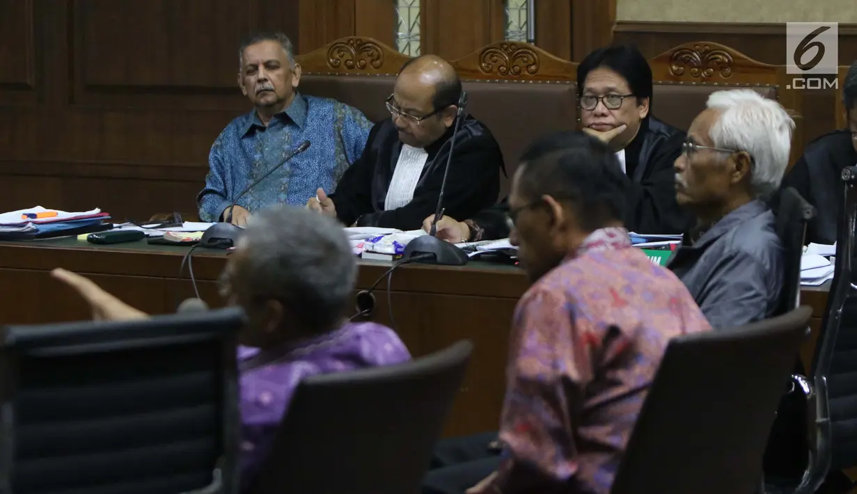 Terdakwa kasus dugaan suap proyek PLTU Riau-1 yang juga mantan Dirut PLN, Sofyan Basir (kiri) saat menyimak keterangan saksi saat sidang lanjutan di Pengadilan Tipikor, Jakarta, Senin (5/8/2019). Sidang beragendakan mendengar keterangan saksi-saksi. (Liputan6.com/Helmi Fithriansyah)