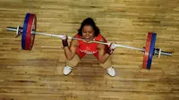 Raema Lisa Rumbewas dari Indonesia bertanding di kelas angkat besi -58kg putri pada Asian Games ke-16 di Guangzhou pada 15 November 2010. (AFP PHOTO)