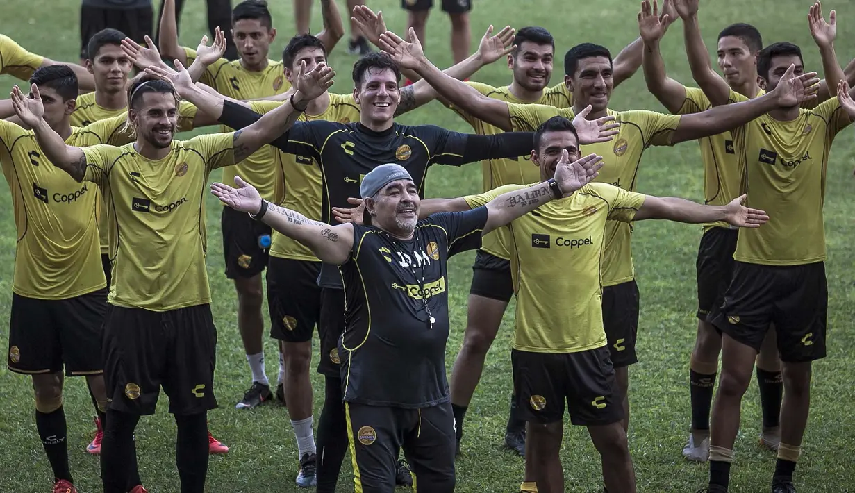 Maradona memimpin latihan pertama dengan klub Dorados dalam suasana penuh sukacita. ( AFP/Rashide Frias )