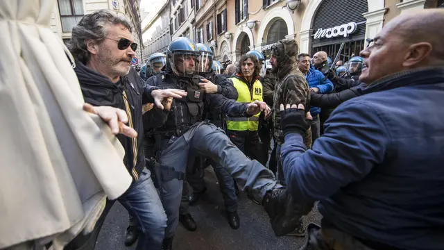 Sopir Taksi Italia Protes Keberadaan Uber- AP Photo-20170222
