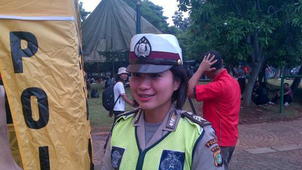 Polisi cantik negosiator demonstrasi