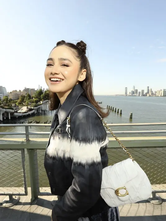 Dengan jaket bernuansa washed off, Syifa juga terlihat semakin memukau dengan eksplorasi gaya kali ini. [Foto: Instagram/ Syifa Hadju]