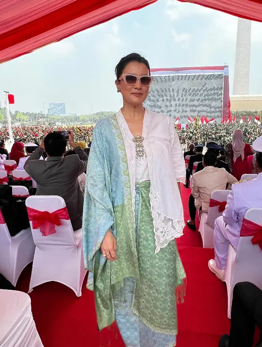 Marcella Zalianty tampil kece dengan kebaya encim putih dan kain Batik bernuansa hijau biru. Kain ini dijadikan sebagai bawahan dan selendang [@marcella.zalianty]