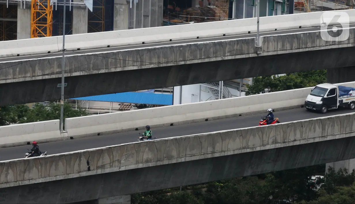 Sejumlah sepeda motor nekat melintasi jalan layang non tol (JLNT) Casablanca, Jakarta, Selasa (10/12/2019). Meskipun Sudah dilarang namun masih banyak para pengendara sepedah motor nekat memasuki jalur tersebut. (Liputan6.com/Angga Yuniar)