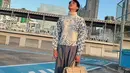 James Jirayu aktor Thailad mengenakan swater dengan motif biru dan hewan dipadukan celana panjang bahan abu-abu. Ia membawa Dior Normandie Tote bag warna beige. [@jirayu_jj]