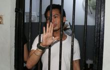 Hakim vonis mucikari artis 1 tahun 4 bulan penjara, RA menangis