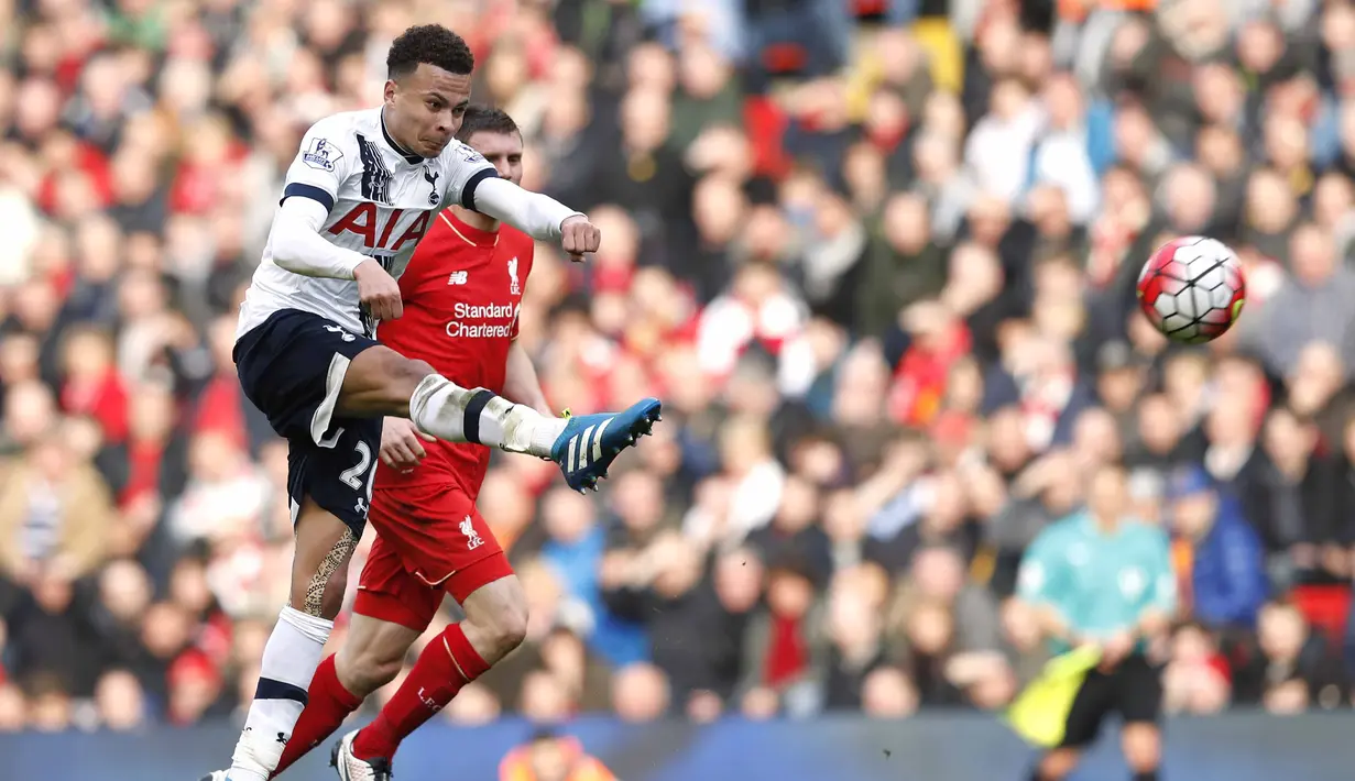  Pemain Tottenham, Dele Alli, mencoba melakukan tembakan jarak jauh ke gawang Liverpool pada lanjutan Liga Inggris di Stadion Anfield, Liverpool, Minggu (3/4/2016) dini hari WIB. (Reuters/Phil Noble)