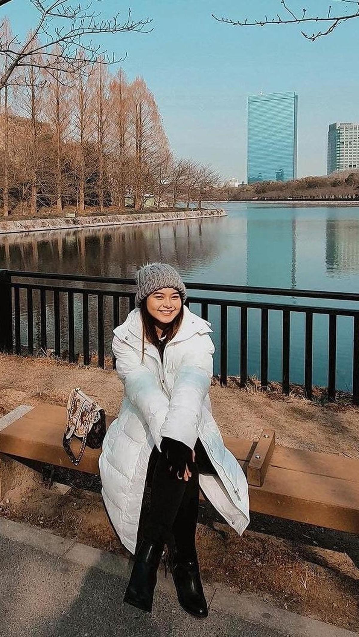 "My happy place ❄️🤍," kata Cesen di instagramnya.