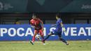 Bek Indonesia, Putu Gede,berusaha melewati gelandang Chinese Taipei, Yu Chiahuang, pada laga Grup A Asian Games di Stadion Patriot, Bekasi, Minggu (12/8/2018). Indonesia menang 4-0 atas Chinese Taipei. (Bola.com/Vitalis Yogi Trisna)