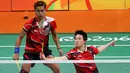 Aksi pebulutangkis ganda campuran Indonesia, Tontowi Ahmad/Liliyana Natsir saat melawan Robin Middleton/Leanne Choo (Australia) pada laga perdana Grup C Olimpiade Rio 2016, Kamis (11/8). Tontowi/Liliyana unggul 21-7 21-8. (REUTERS/Marcelo del Pozo)
