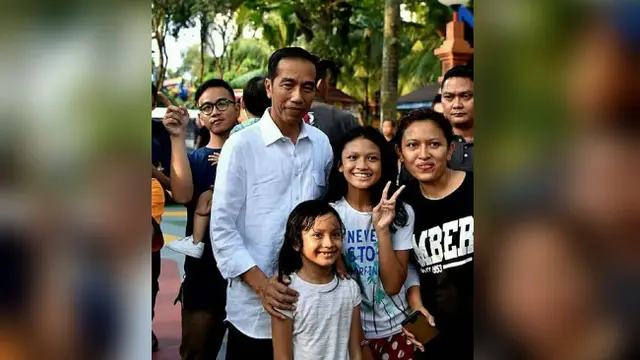 Di tengah acara ngabuburit tersebut, Jokowi tak lupa menyapa masyarakat yang juga berwisata di Dufan.