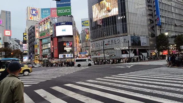 Shibuya Crossing tempat destinasi wisata di Tokyo, penyeberangan tersibuk di dunia. (Nila Chrisna).