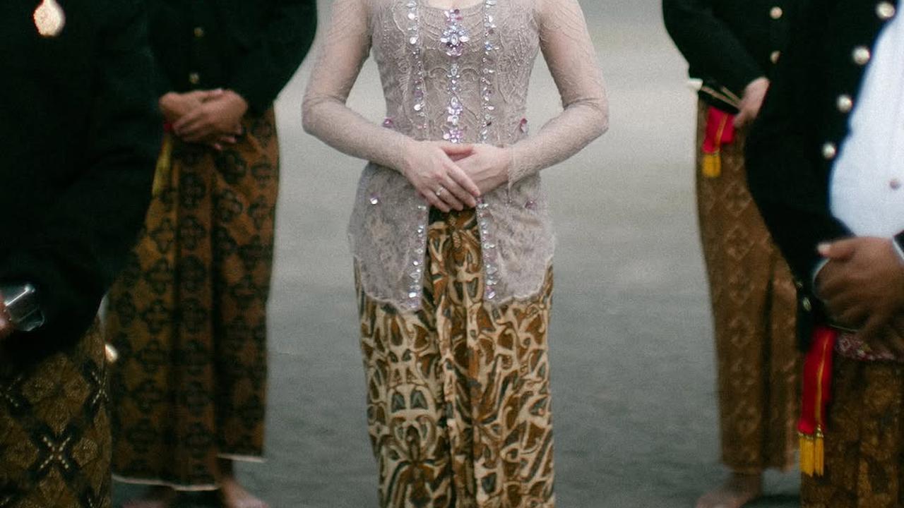 Inspirasi Model Kebaya Modern ala Celine Evangelista, Padukan Kecantikan Adat dan Pesona Bidadari