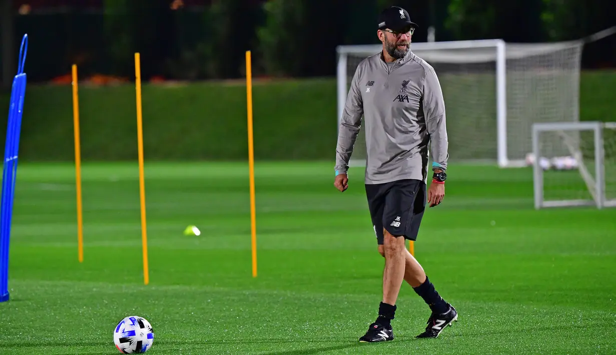 Pelatih Liverpool Jurgen Klopp memantau anak asuhnya berlatih jelang menghadapi Monterrey pada babak semifinal Piala Dunia Antarklub di Qatar University Stadium, Doha, Senin (16/12/2019). Liverpool akan menghadapi Monterrey pada 18 Desember 2019. (Giuseppe CACACE/AFP)