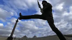 Seorang prajurit penjaga kehormatan berbaris selama latihan untuk parade militer Hari Kemenangan Perang Dunia II di St. Petersburg, Rusia, Selasa (26/4/2022). Rusia memperingati 77 tahun kemenangan dalam Perang Dunia II dengan menggelar parade militer yang akan berlangsung di Lapangan Dvortsovaya (Istana) pada 9 Mei 2022 mendatang. (AP Photo/Dmitri Lovetsky)