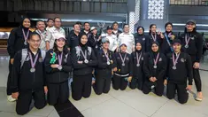 Timnas voli putri Indonesia U-18 sukses mencapai target menjadi runner-up yang dibebankan oleh PBVSI pada ajang Princess Cup 2024 di Thailand. Kedatangan rombongan skuad Timnas Voli Putri Indonesia U-18 pun disambut hangat para pengurus PBVSI saat mendarat di Terminal 3 Bandara Soekarno-Hatta, Jumat (14/6/2024) sore WIB. (Bola.com/Bagaskara Lazuardi)