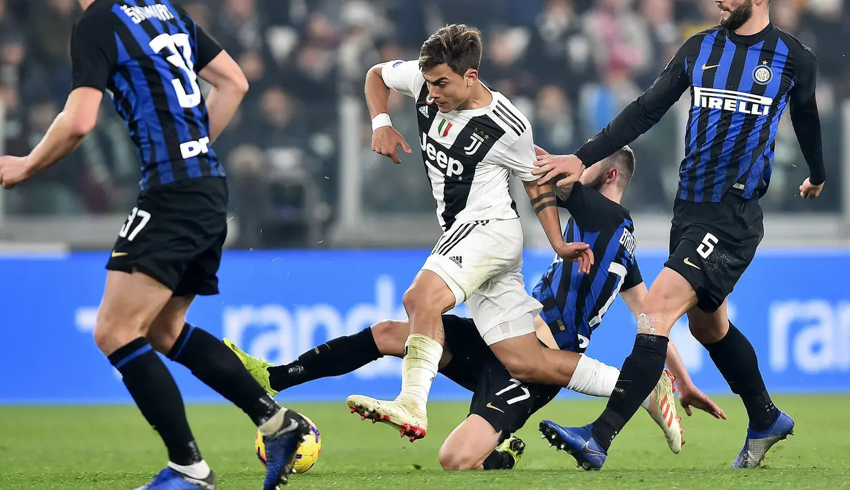 Striker Juventus, Paulo Dybala, berusaha melewati pemain Inter Milan pada laga Serie A di Stadion Allianz, Turin, Jumat (7/12). Juventus menang 1-0 atas Inter Milan. (AP/Andrea Di Marco)