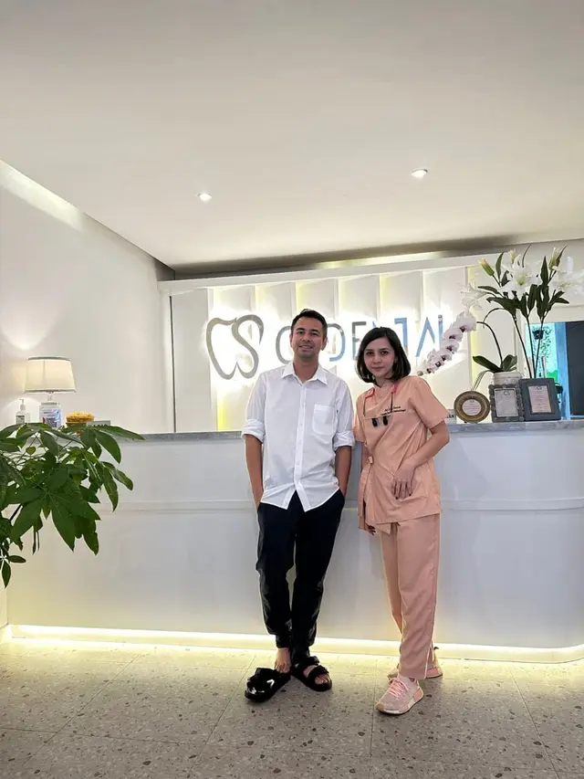 Suasana saat Raffi Ahmad periksa gigi di klinik milik mertuanya, Rieta Amilia Beta. (Foto: Dok. Koleksi Pribadi Rieta Amilia Beta)