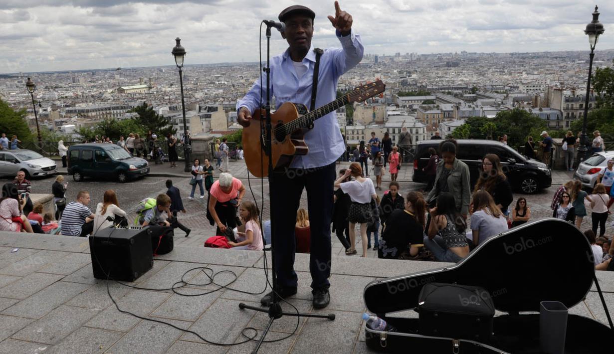 Alunan nada dari musisi jalanan turut menambah kenikmatan para wisatawan memandangi Kota Paris dari ketinggian. (Bola.com/Vitalis Yogi Trisna)