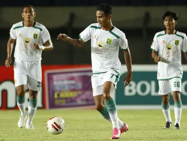 Marselino Ferdinan (tengah) merupakan pemain termuda Persebaya Surabaya sekaligus dalam sejarah Liga 1 Indonesia. Saat ini dirinya tercatat berusia 16 tahun. Ia diprediksi akan bersinar di BRI Liga 1 musim 2021/2022 lantaran berhasil tampil gemilang di laga pramusim. (Foto: Bola.com/M. Iqbal Ichsan)