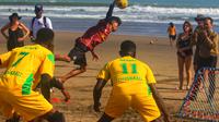 Suasana pertandingan 3rd World Beach Tchoukball Championship 2025 antara Timnas Tchoukball Indonesia menghadapi Timnas Tchoukball Benin di Pantai Seminyak pada Kamis sore (7/8/2025). (Bola.com/Alit Binawan)