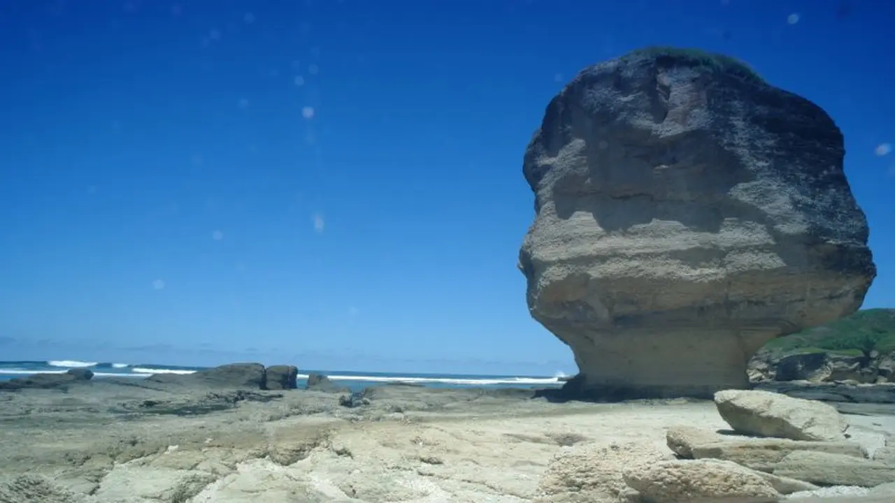 Pantai Batu Payung di Kecamatan Pujut, Kabupaten Lombok Tengah, Nusa Tenggara Barat