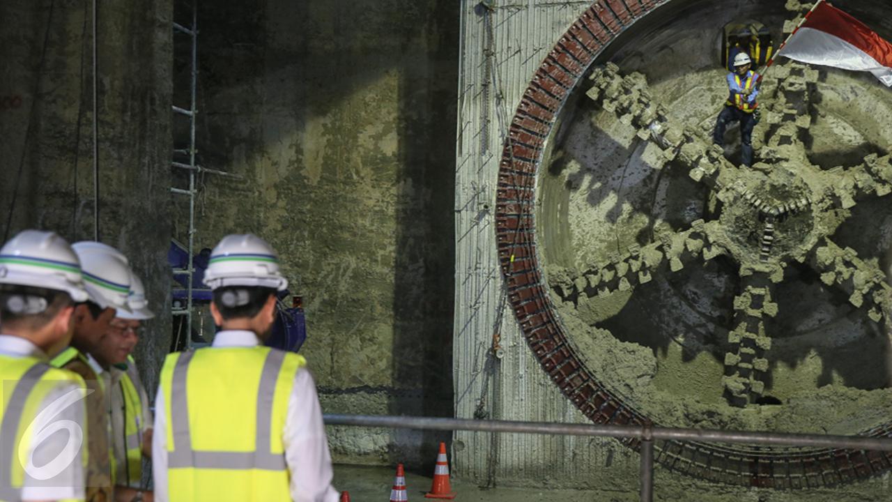 20151223-Jokowi Ajak Wagub Djarot Tinjau Pengeboran Terowongan MRT Senayan-Jakarta