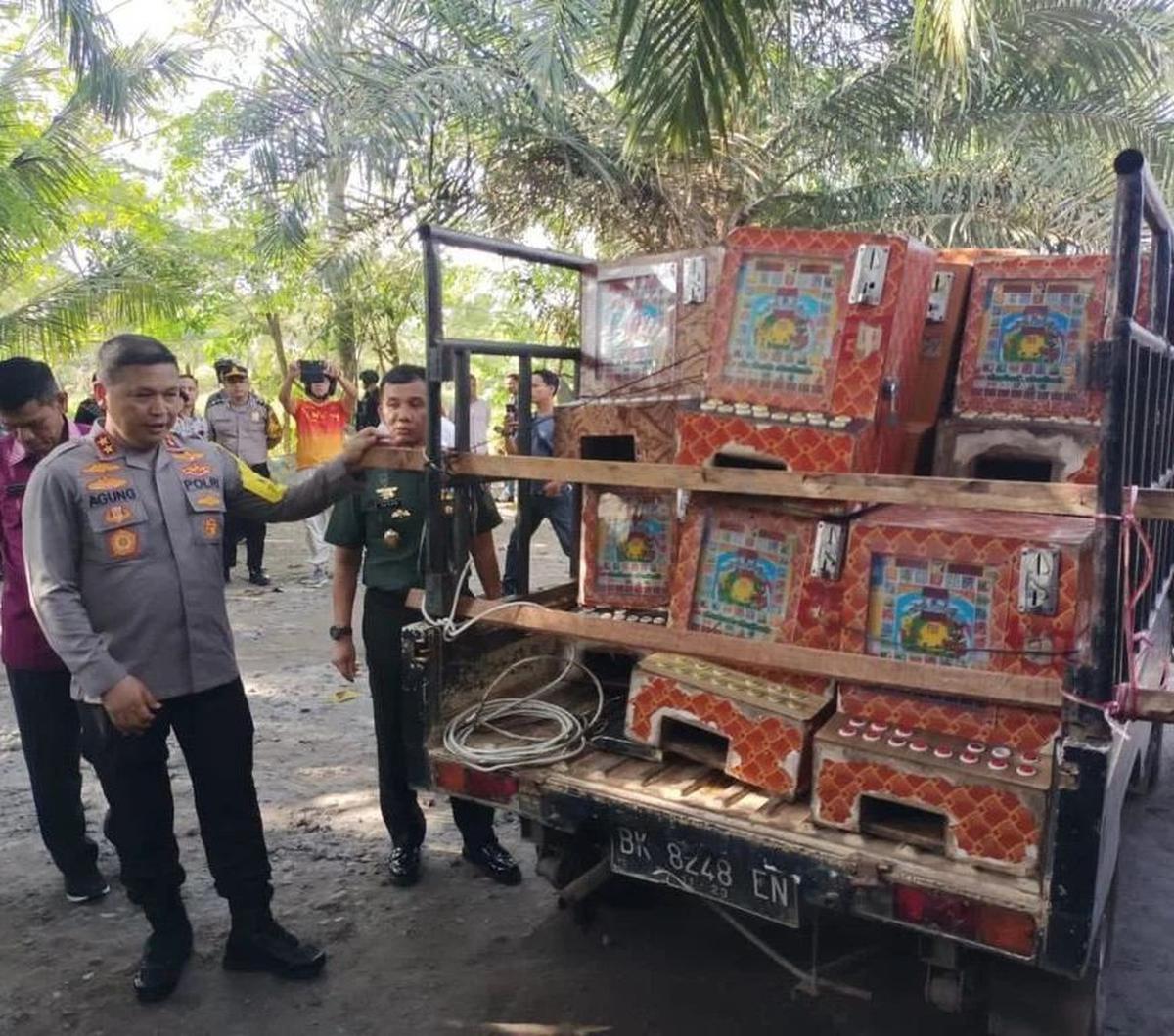 Termasuk mesin dingdong untuk judi juga diamankan oleh pihak TNI-Polri. Terlihat, tidak hanya ada satu atau dua mesin saja. Melainkan ada 30 unit mesin judi jackpot yang diamankan. <br>