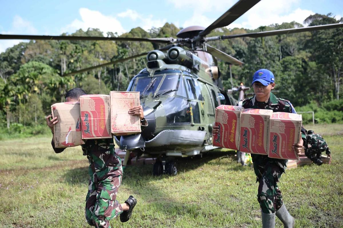 FOTO: Bantuan Udara Menjangkau Kampung-Kampung Terisolasi di Aceh Tengah