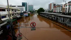 Suasana Jalan Raya Daan Mogot yang terendam banjir di Jakarta, Rabu (1/1/2020). Hujan yang turun saat malam pergantian tahun baru 2019-2020 menyebabkan sejumlah titik jalan terputus di kawasan Grogol terendam banjir. (merdeka.com/Imam Buhori)