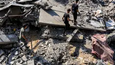 Orang-orang berjalan di antara puing-puing setelah serangan Israel di Jabalia, Jalur Gaza Utara pada 27 Juni 2025. (Omar AL-QATTAA/AFP)