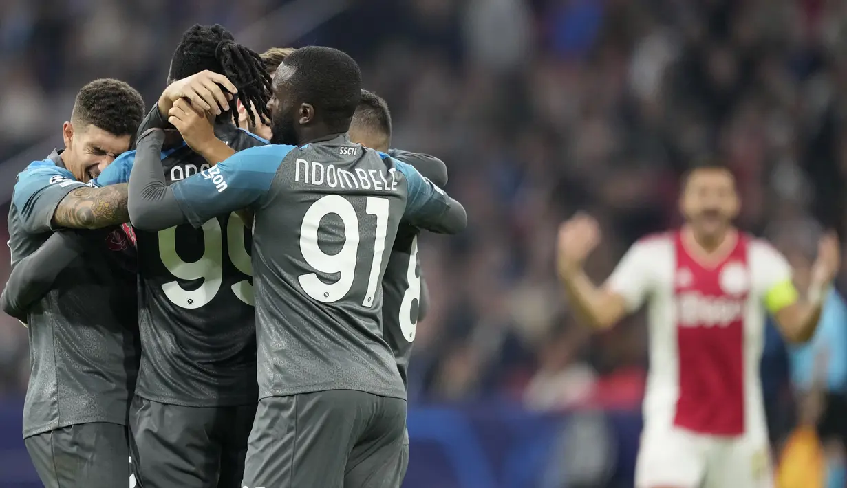 Penyerang Napoli Giacomo Raspadori melakukan selebrasi dengan rekannya setelah mencetak gol keempat untuk timnya ke gawang Ajax Amsterdam pada matchday ketiga Grup A Liga Champions 2022/2023 di Johan Cruijff ArenA, Rabu (5.10.2022) dini hari WIB. Napoli cukur tuan rumah Ajax Amsterdam 6-1 setelah  ketinggalan lebih dahulu lewat gol Mohammed Kudus. (AP Photo/Peter Dejong)