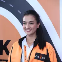 Lewat perannya sebagai driver ojek online dalam sitkom OK Jek, Atiqah Hasiholan bisa lebih menghargai orang lain. Ia juga banyak belajar dari pekerja lapangan. (Nurwahyunan/Bintang.com)