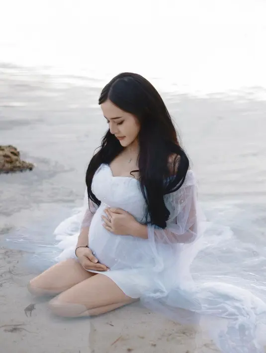 Pulasan makeup natural yang flawless menyempurnakan penampilan Bella di momen itu. Sementara rambutnya dibiarkan tergerai naturai dengan indahnya. [@bellabonita]