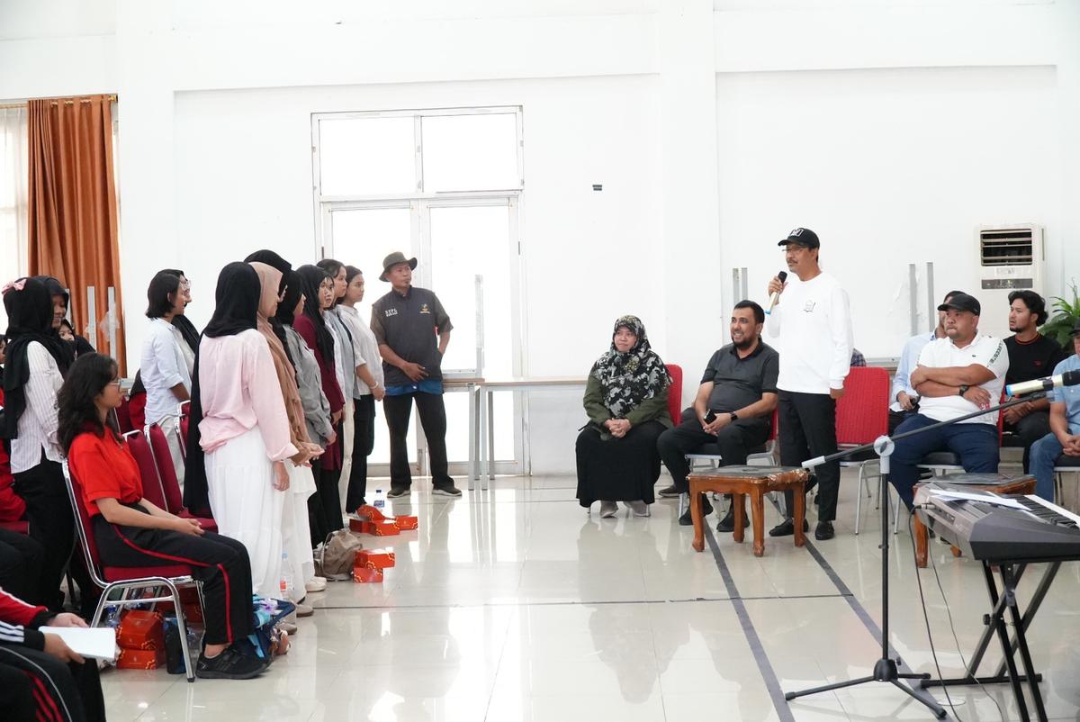 Mensos Saifullah Yusuf (Gus Ipul) berdialog dengan siswa dari enam Sekolah Rakyat