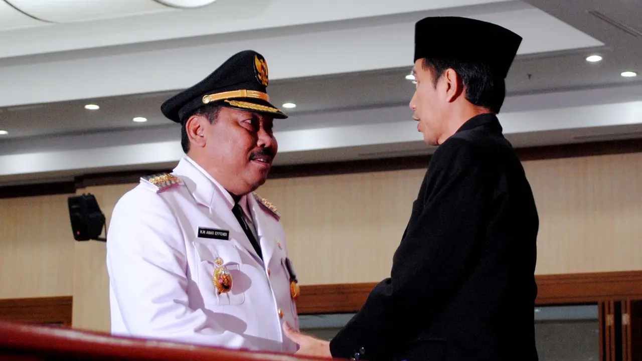 [FOTO] Jokowi Lantik Walikota Jakarta Barat di Tempat Ber-AC
