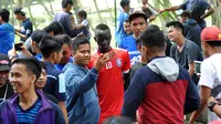Gelandang Arema, Makan Konate, ketika melayani permintaan foto dari Aremania di Kebun Raya Purwodadi, Pasuruan. (Bola.com/Iwan Setiawan)